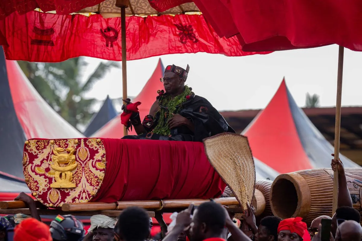 Une cérémonie traditionnelle sous un dais rouge