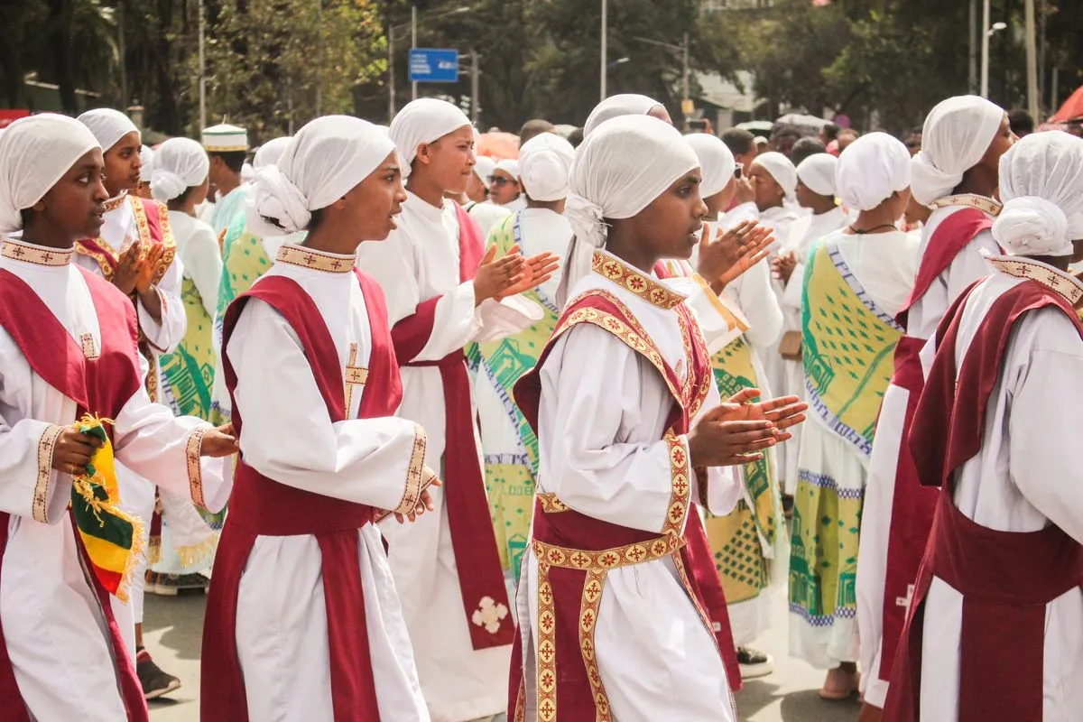 Un défilé festif en tenues colorées