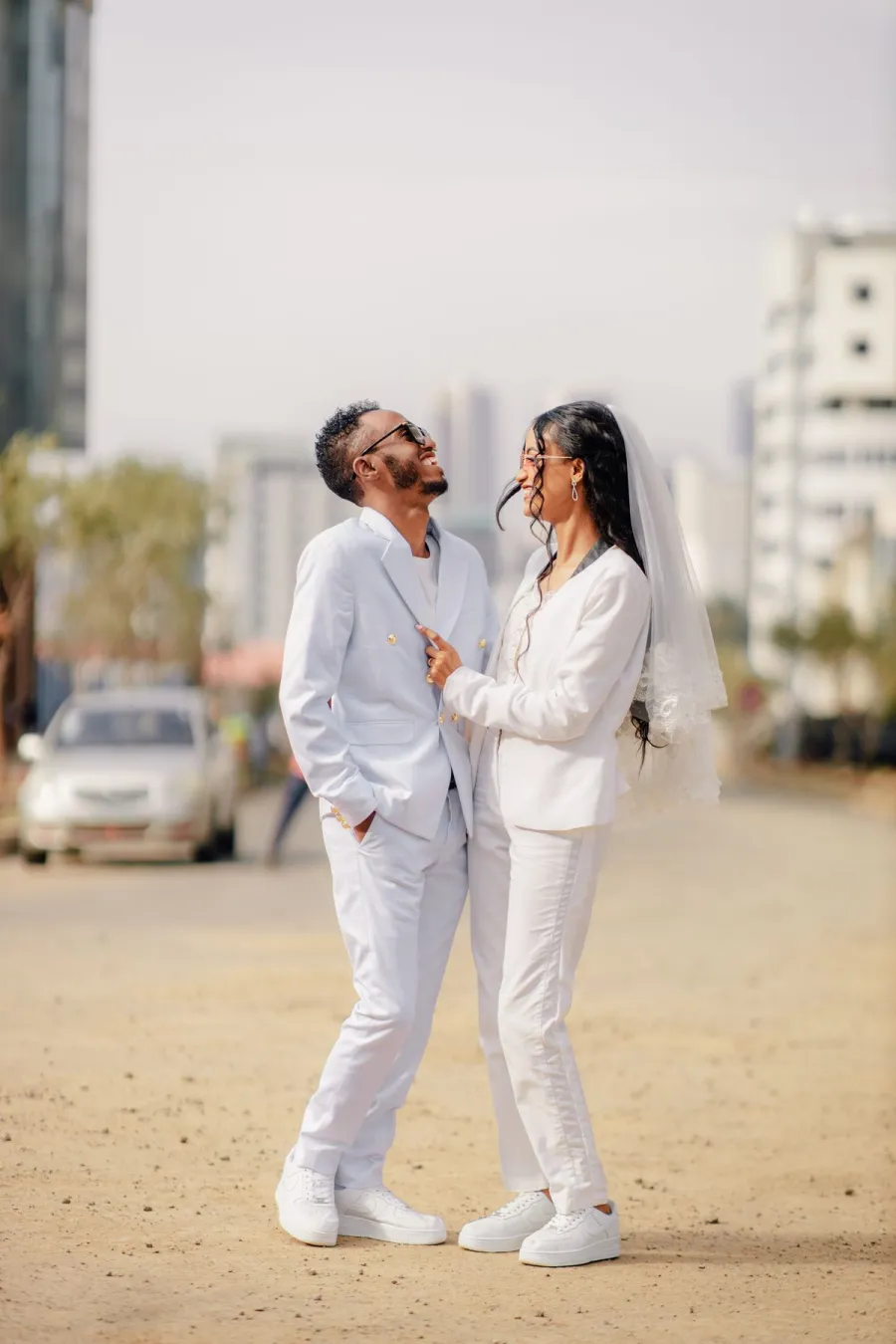 Un couple de mariés en tenue blanche