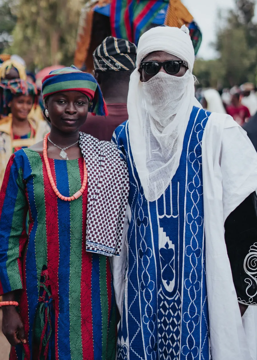 Un couple en tenue traditionnelle en pagne